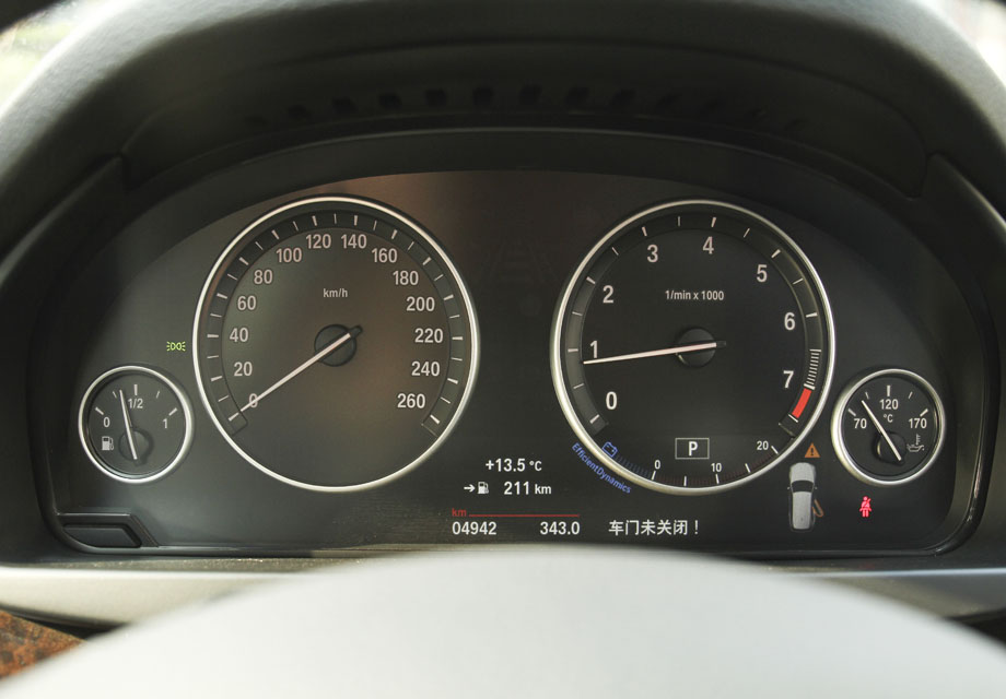 �ǳ���Լ���Ǳ�����ƣ������˺ڵװ�����ɫ���·���Һ�����ܹ���ʾ�����ʻ��Ϣ���Ӿ�Ч���Ϸǳ��������ˡ����п���ѡװ�ĳ���ƫ��Ԥ����ҹ��ϵͳ���ڹ��ܺͰ�ȫ�϶����������㡣