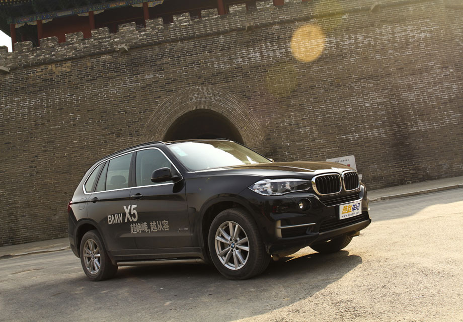 BMW X5��1999������������SUV�г�ȡ���˾޴�ĳɹ���BMW X5������BMW�ļ�����ɫ�������������Ԫ��չ�ֵ����£���۴���ʱ�У���������б���һ��ĺ����ʸС�