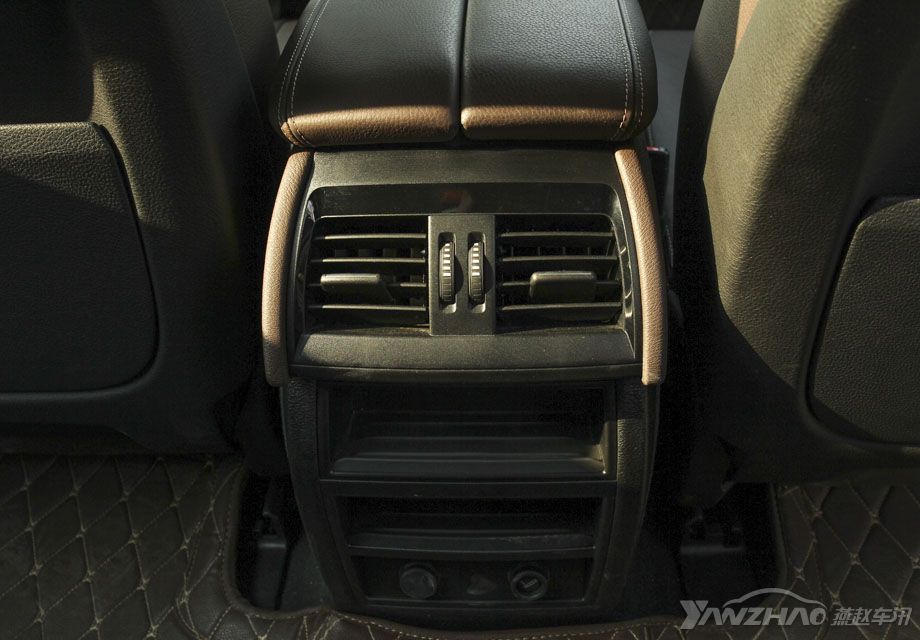 ���ſ�ѡװ�����յ������ں����˿͵����ʶ���һ������������Ȼ���ų��������Ϊ���䣬����������̨�Լݳ��ϡ�