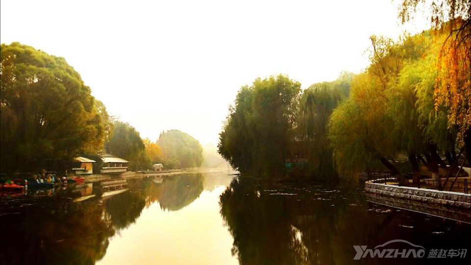 ��ɫ������������µ�ˮ��ǳ���������ɫ����������ˮ�ϣ��ǳ��ÿ���ӳ����������Ӱ��������һ��������