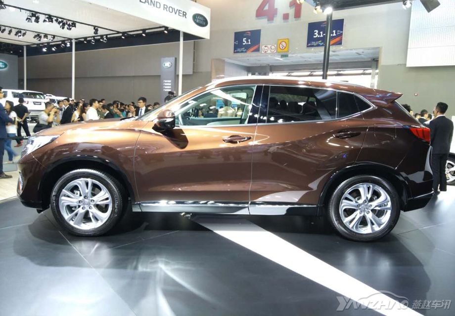 ȫϵ������8Ӣ��Һ������˫���Զ��յ���������һ����������Կ�׽��롢����Ѳ�������ã�������ֲ����������������������ͻ�������е綯β���Լ�����ϵͳ�����ڶ������棬�³�����ȫ�µ�1.5T�������������134kW����ֵŤ��240Nm������ϵͳƥ��8��ʪʽ˫��ϱ����䣬���ṩ�������Ϳ�ѡ��