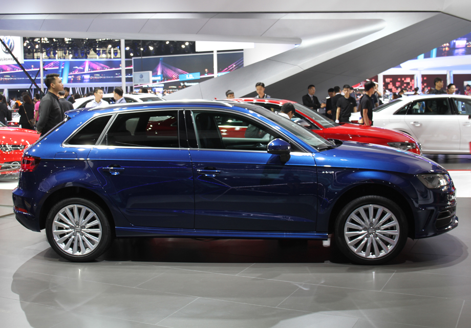 A3 e-tron�ĵ���鲼�����ƽ���ں�������������Ϸ���λ�ã������˶Գ��ڿռ��ѹե����ԭ���������������ԭ���ñ�̥�ĵط���������ԭ����50L������40L��