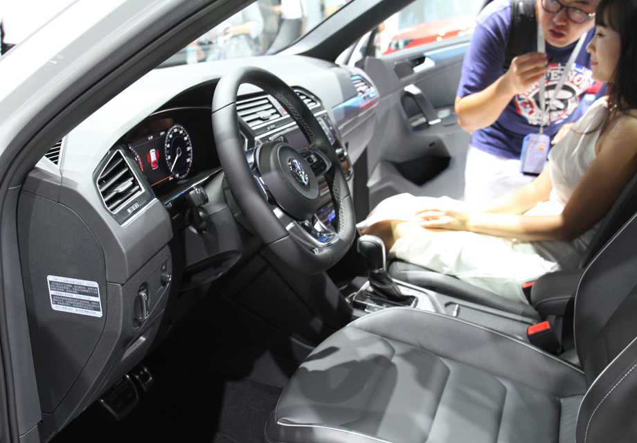 Dynaudio�������죬MIB HIGH��ý��ϵͳ��˫����ģʽȫ���촰�����������¿��Զ��յ���12.3Ӣ����Զ���ȫҺ���Ǳ��̣�����̧ͷ��ʾϵͳ��AppConnect�ֻ�ӳ�书�ܶ�ȫ��ˢ�����������SUV�Ƽ����õ�ˮƽ��