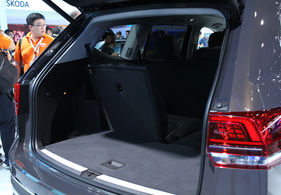 Teramont 7������6����ͬʱ���࣬�ֱ���á�2+3+2������2+2+2����������Ϸ�����