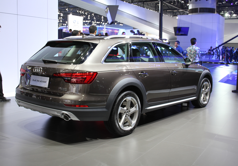 �������������ǳ�������һֱ��������β�������²��ĺ�ɫ��Χ�����м��ֿ����ζ��