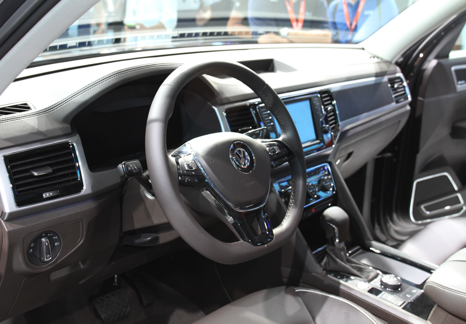 ����������ϣ�������ǳ�����ʵ�á���װ������Tiguanһ�µ�����ʽ�����̡��ı��ε�˶�����ڡ������ľ����������˽����ΰ壬ͬʱ������12.3Ӣ���ȫҺ���Ǳ��塣