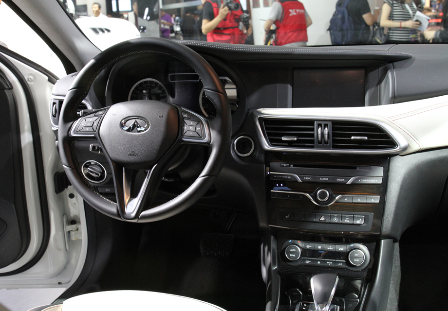 ȫ��Ӣ�����QX30��ӡ�����Ϊ�����Ĳ�Ʒ���ƾ����ָ߼����ʿ������������Ρ�Bose10���������켰�״�Ӧ�õĵ�����ɲ�����ã�Ϊ�����ߴ�������ߵĺ������ա�