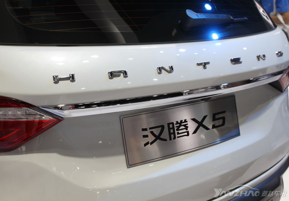 �����β�Ʋ�����LED��Դ��������β���м�Ϊ���ڵı�ʶ��