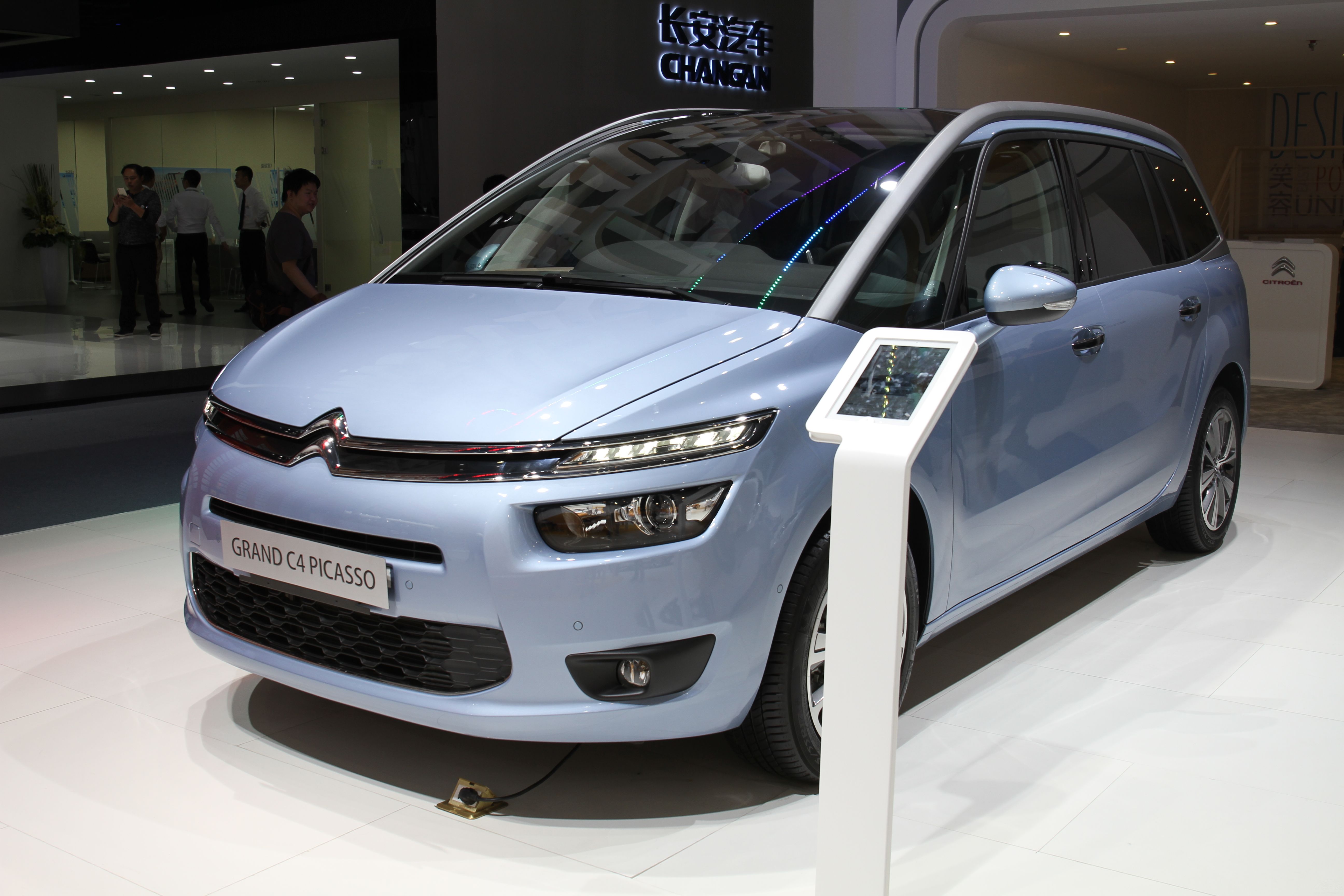 �����Ʒǳ���ǰ����ʱ�У��������ռ��г��Ƶ�����������Jeep���ɹ⣬���Ʊ�����������еƵ��·���