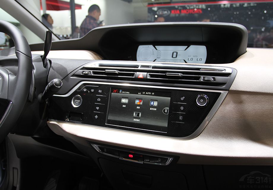 �ź����Ǻ��⳵����ȫLED�Ĳ�ɫ�Ǳ��̣��������֮�󱻼�����ˡ�