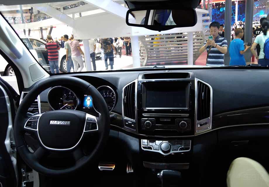 ��Ϊ�߶�SUV����H9������ͬ��ʮ�ַḻ����ʻԱ״̬���ϵͳ�����μ���ͨ�硢���ΰ�Ħ��AFS���ܵƹ⡢�������¿յ��ȸ߿Ƽ�����Ӧ�о��С�