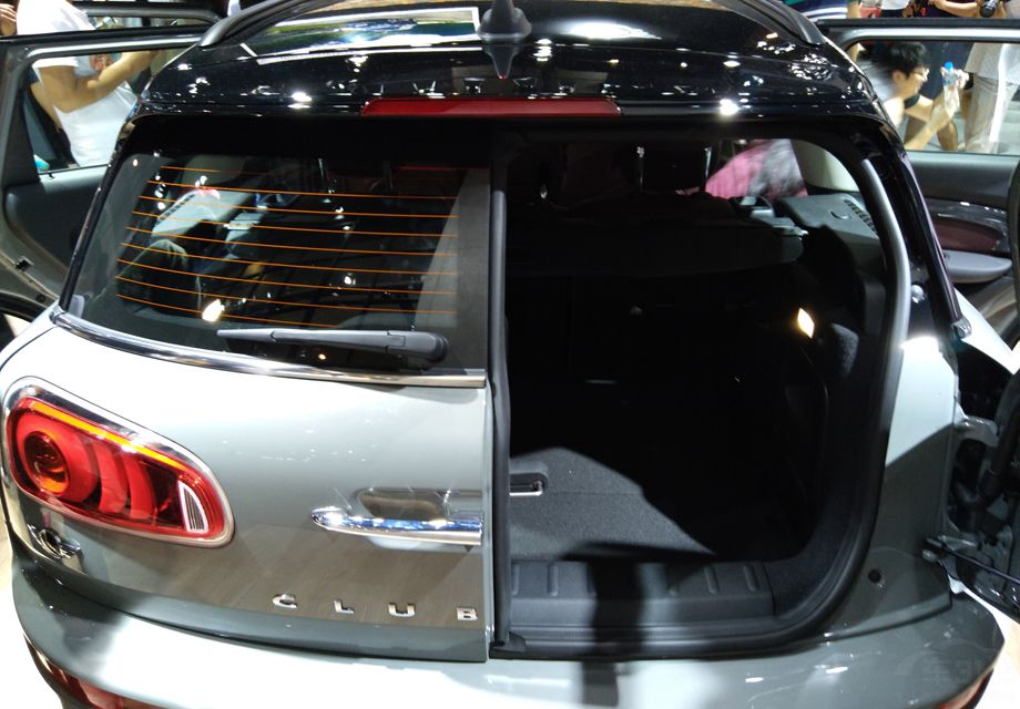 MINI CLUBMAN��һ�޶��ĶԿ�β����ƣ���Ȼ���䲻��ľ���Ԫ�ء�