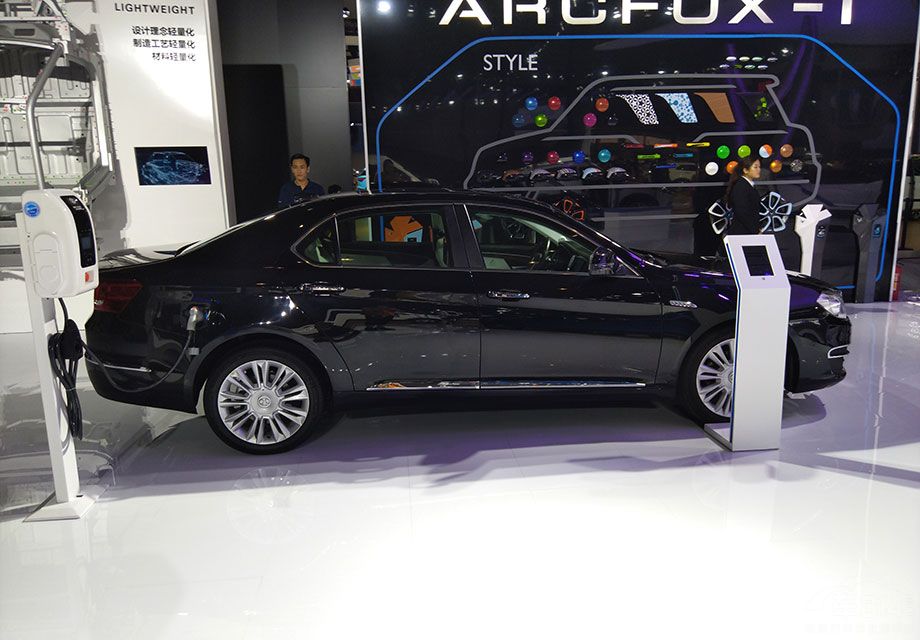 ����EH300������D70���������Ԥ������������̽���300�������ң���ȫ�ܹ��������ǵĳ��г�������