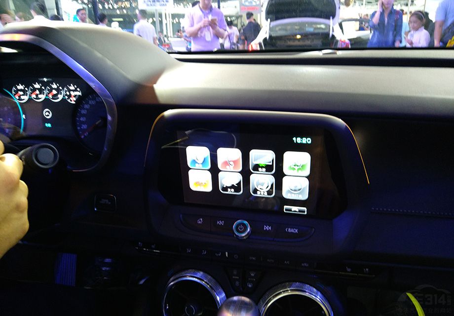 2017�������2.0T RS����������Ϥ����Ĩ��ɫ������װȫ�µĶ���ϵͳ��ƽ̨֮����Ȼ�Ǹ��������˶������ˡ�