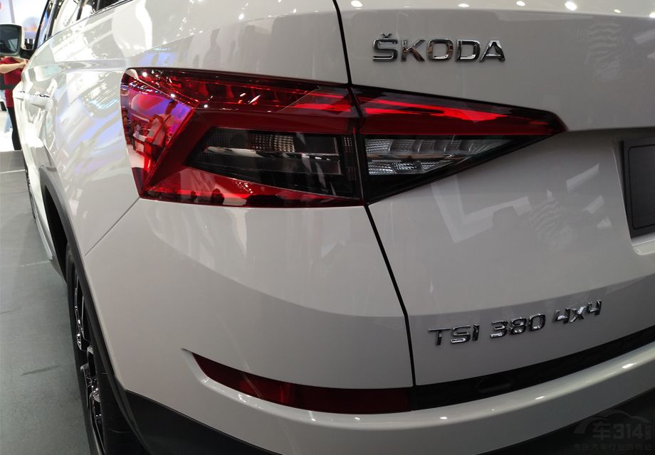 ���÷��棬˹�´�µ��ǿ˳��͸��ݳ��͵Ĳ�ͬ�ֱ��䱸���Զ��յ������μ��ȡ������̼��ȡ�LED��ɫ��Χ�ơ�Canton����ϵͳ�������ʽ�̤�塢����ӦѲ������ϵͳ�����н����ƶ��Լ�ä��̽��ϵͳ�ȹ��ܡ�