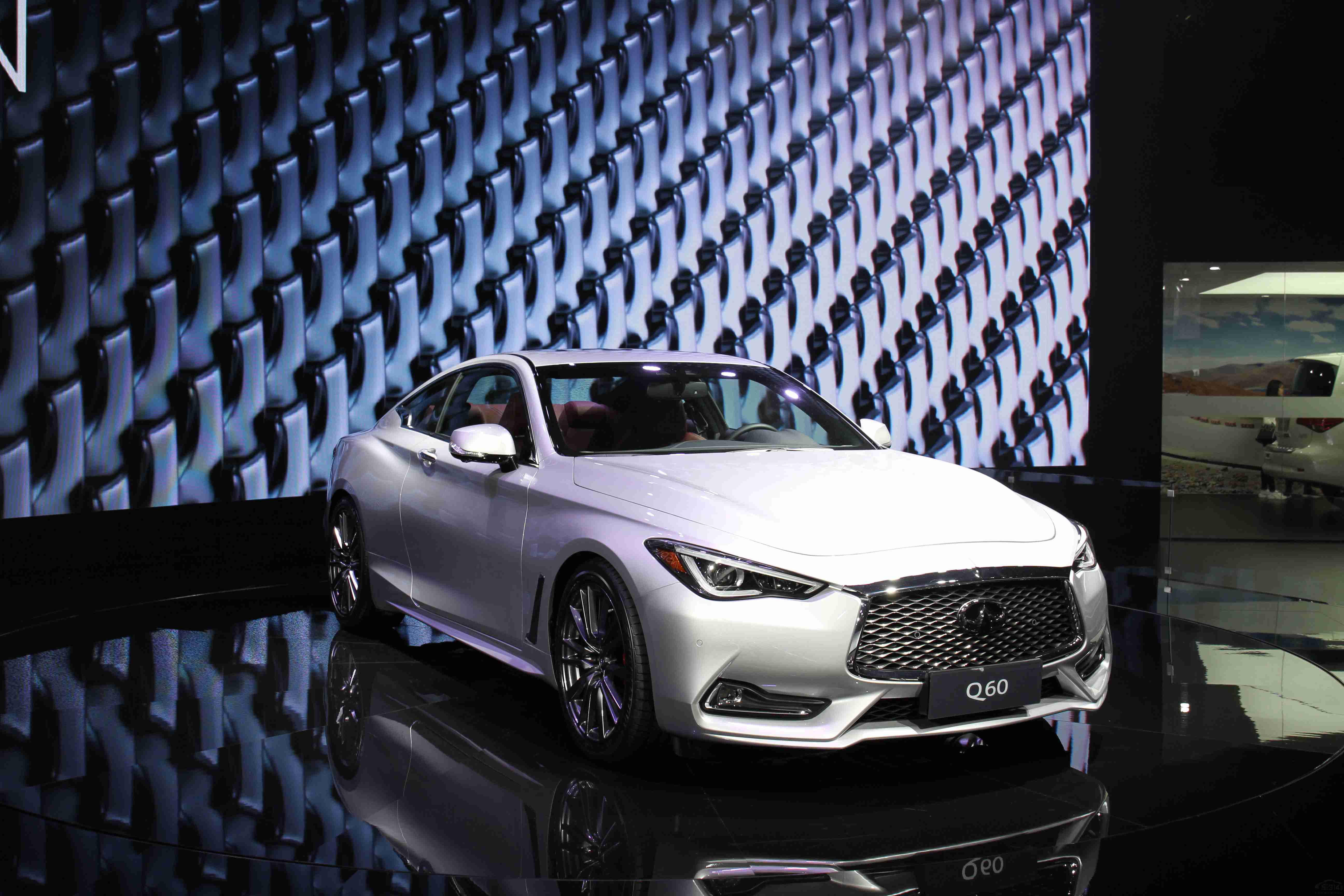 ��Ϊһ��˫�Ž��ܳ��ͣ�ȫ��Q60���ڲ���2+2���β��֡�