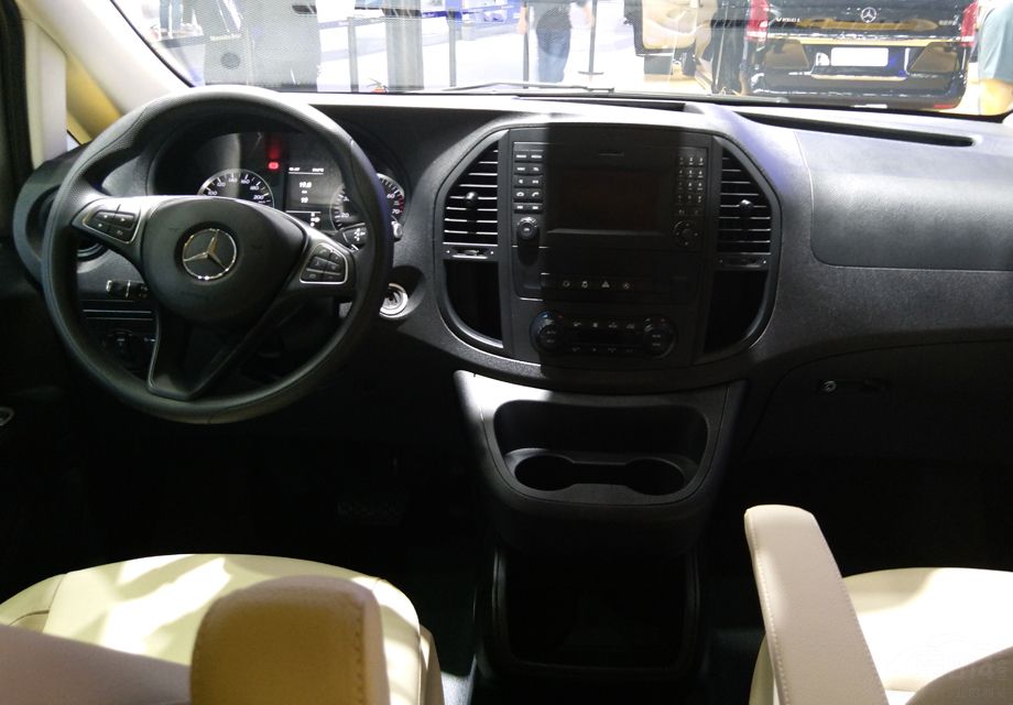 ��۷��棬ȫ����������ʽ�뺣������V����������һ�£�ǰ������դ���ô�ߴ�Logo�ͺ�ɫ�����������ϡ�