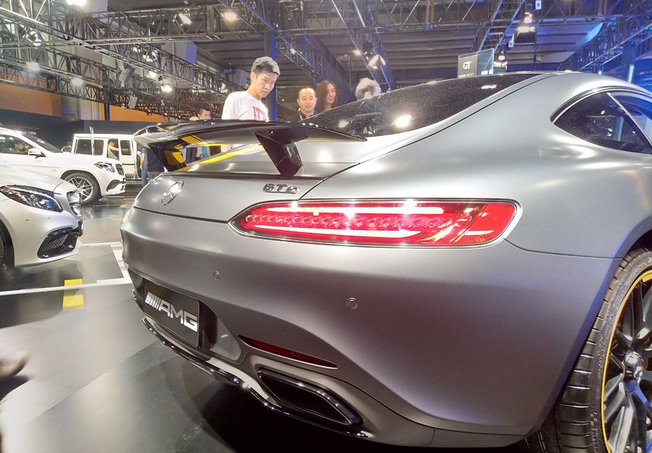 AMG GT��β�����ͬ���ǳ���Լ�����ͱ�ƽ��LEDβ����SLS AMG��Ϊ���񣬲�����18��LED��ɡ�