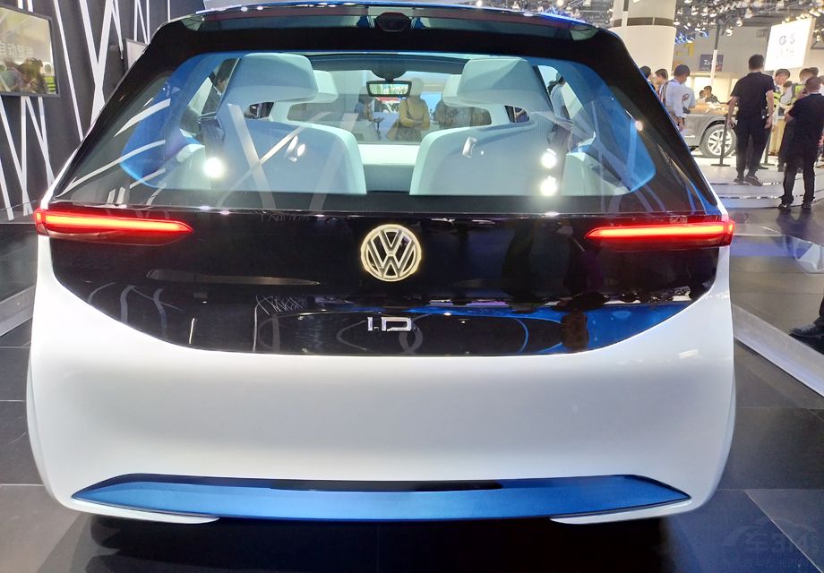 ����ʽLEDǰ�յƲ���������ƣ��ܹ�����Χ����������Ӧ�����������������Ƴ���ͷ�����ͻ������仯��