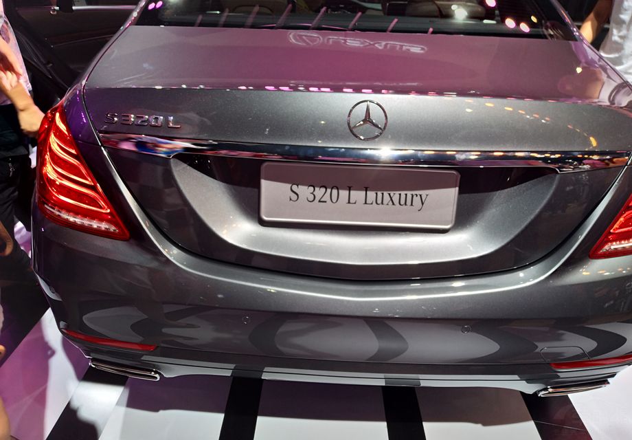 �ӳ�β��ȥ�������ҵ�һ�����ͺյ�Ӱ�ӣ����ָ߹�ĸ���������β�Ƶ���ơ�