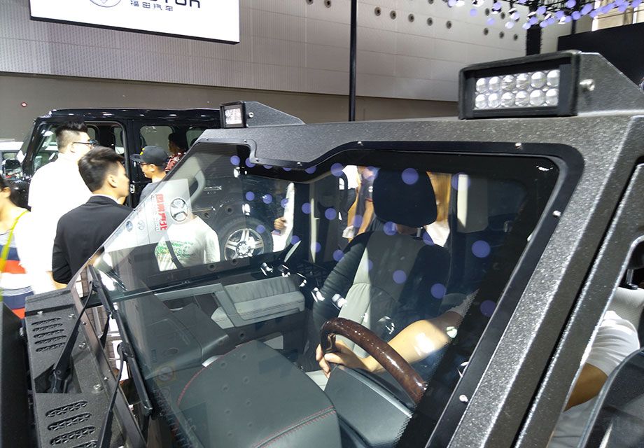 �ڳ�ͷΪ�˷���ҹ���侯ִ�ڣ�����80��������װ�����˸����ȵ�LED��ơ�