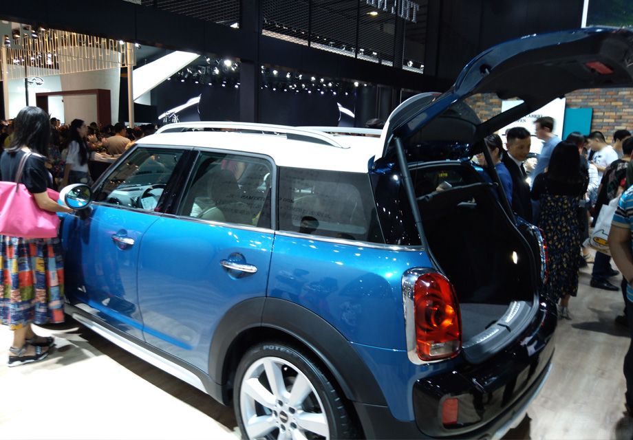 �����ⲿ�ߴ�仯���ԣ���һ��MINI COUNTRYMAN�ڲ��ռ��ø�����