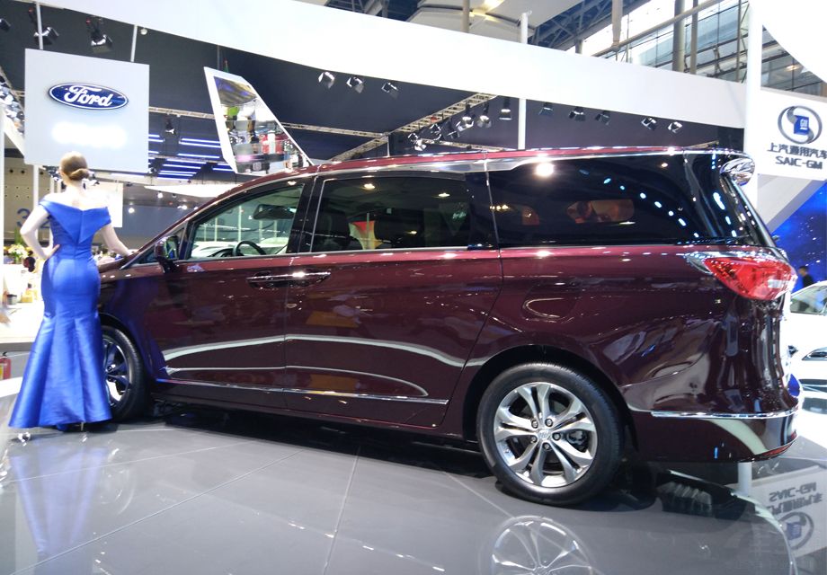 ��񣬱��GL8�ĵ��������ͣ��ڹ����г��Ƴ����³�һ���Ͽ�Բ������ͣ��ѳ�β�����ʮ������ǣ�����˶�����ƸС�