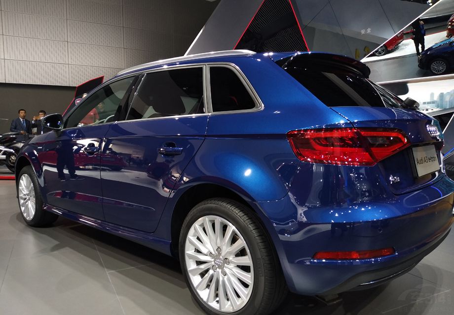 �������ͻ�����µ�A3����汣����һ�£�����β���ġ�E-tron����ʶ��ʾ����춯�������ݡ�