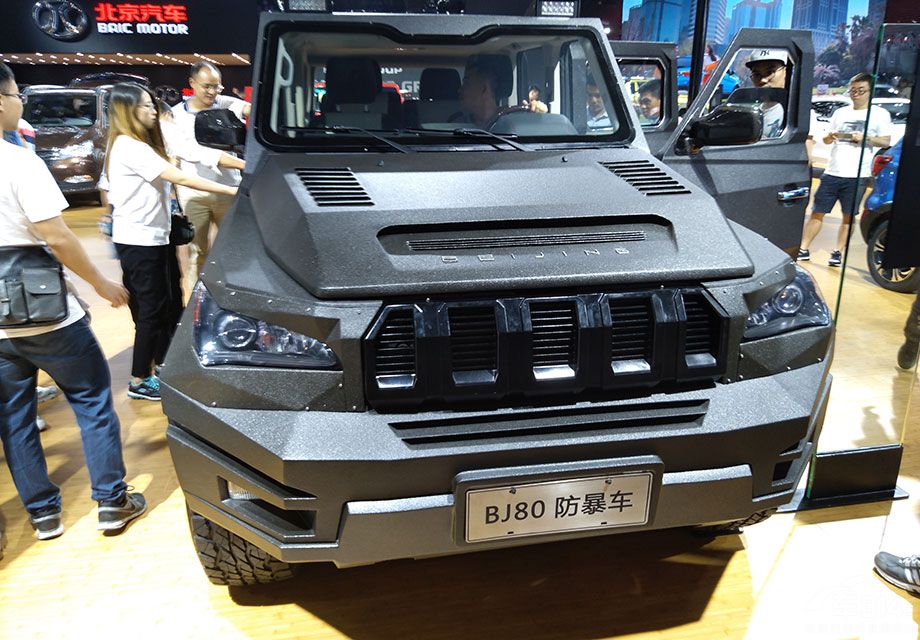 ����������һ���콢��ԽҰSUV������80��ȥ��ı�����չ��ʽ���С�����³�ӵ����Ũ��ľ��÷��δ������Ϊ������װ��������ʹ�á�