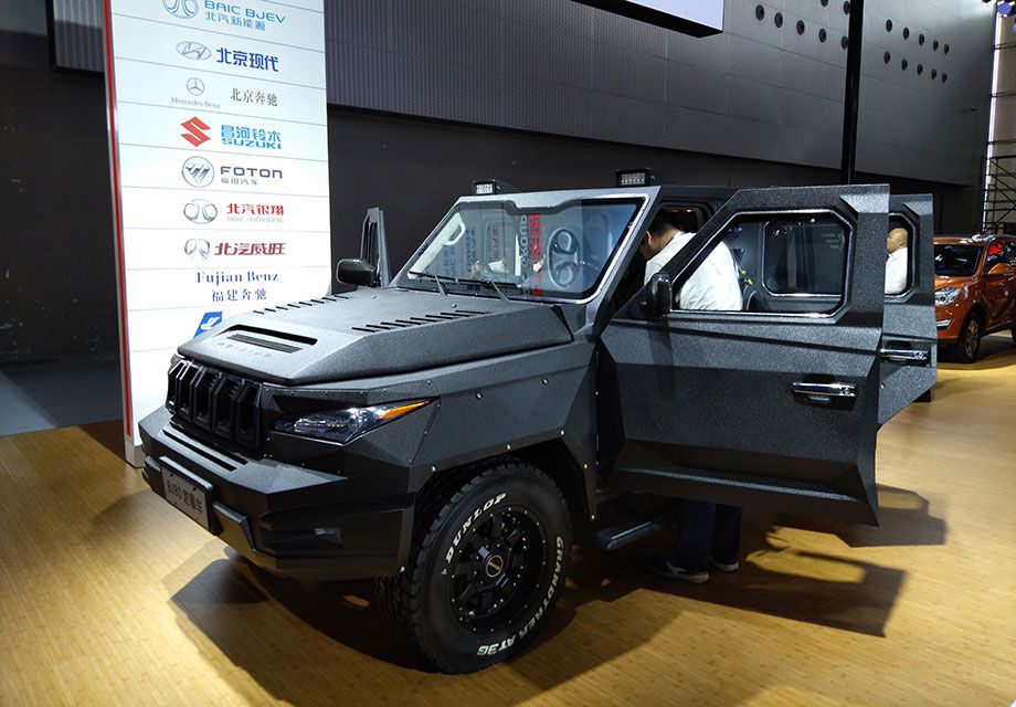 �ɱ���80��װ�����ķ��������ڳ����ϼ�װ�˸��ּ�̵��׼�������ŨŨ��װ�׷�����