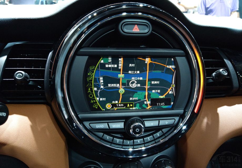 �³���Ϊ����������п�̨��Ļ������6.5Ӣ����ʾ������ѡװ8.8Ӣ����Ļ��