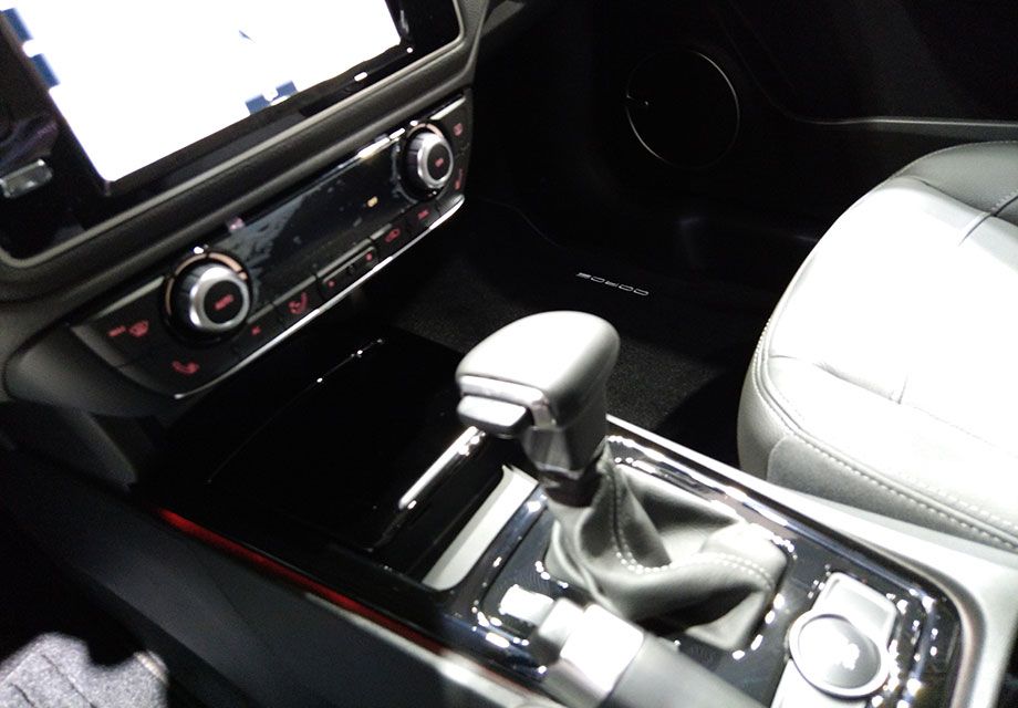 �����Ϲ���3��1.6L��1.6T�����ַ��������뷢����ƥ��Ĵ���ϵͳ����Ϊ��6���ֶ��������Լ�6��˫��ϱ����䡣