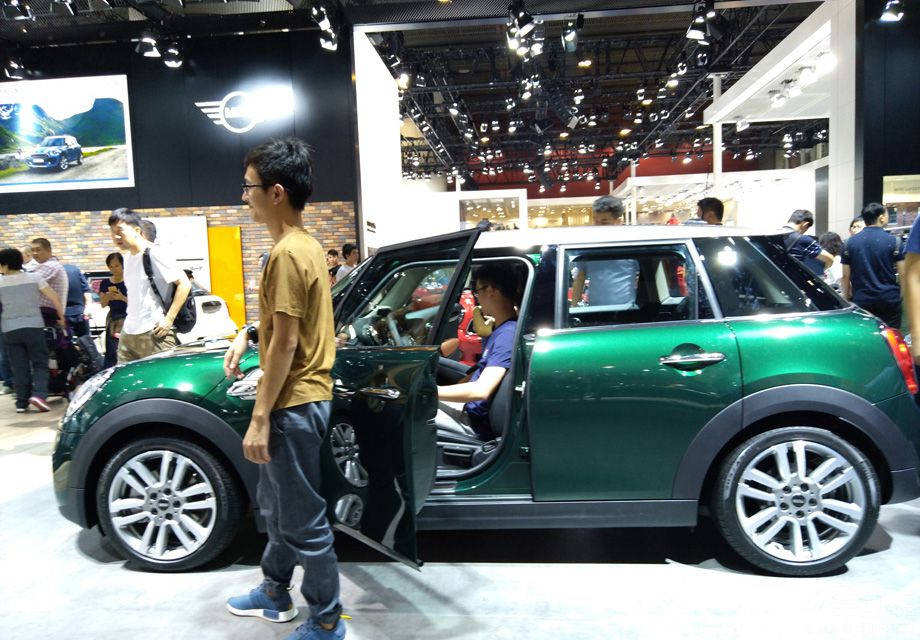 �˴�ʵ�ĵ�MINI SEVEN���������µ���ɫ����ɫ�󵨶����г����