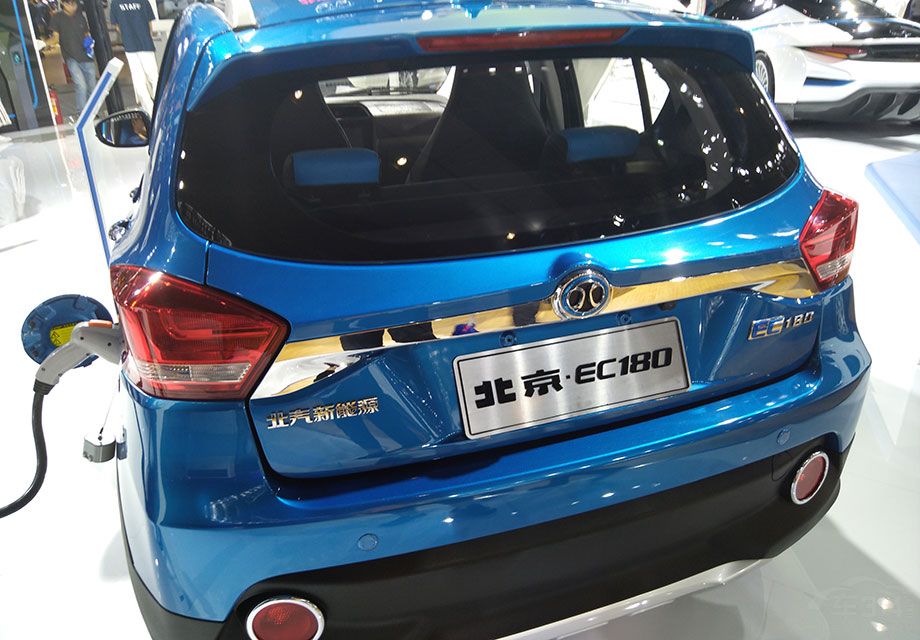 ����EC180�ĳ���װ������ܣ���ü�ͳ�β�Դ�����ĺ�ɫ�����һ����ʾ�����Ŀ����ɫ�ʡ�