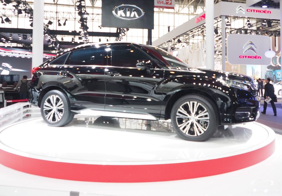 �ڵ�����CONCEPT D���������ɵĹڵ���ӵ����4816*1942*1669mm�ġ���Χ�����Լ�2820mm�ĳ�����ࡣ