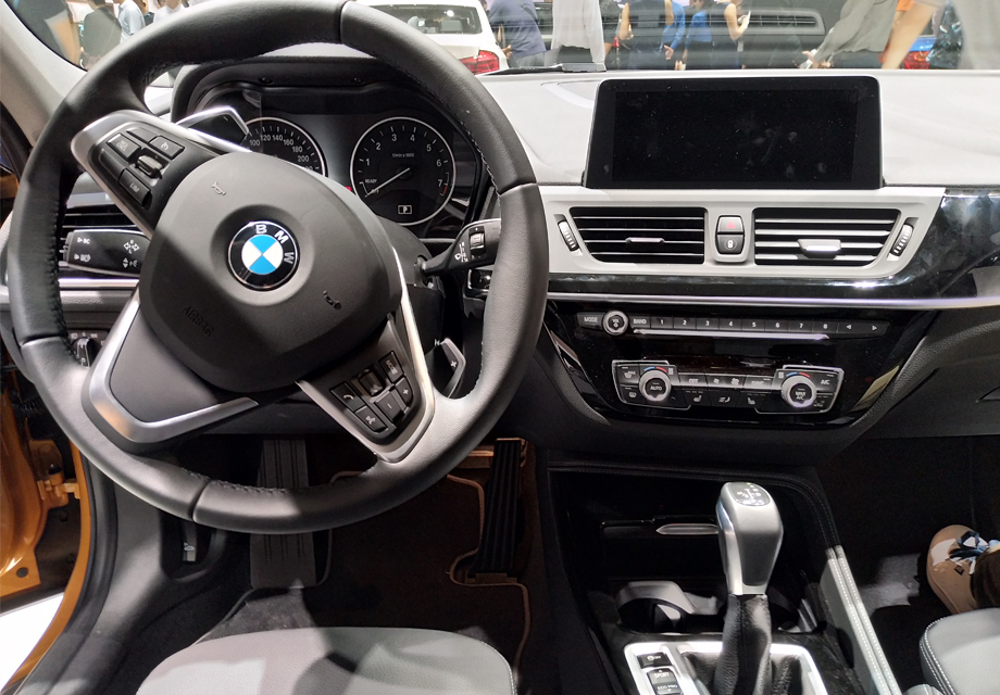 �����˶��ſ������֮�⣬ȫ��BMW 1ϵ���ں�Ҳʮ�ַḻ���³������˼�ʻ�������ϵͳ��ǣ��������ϵͳ��10��������ܽ������С���Կ���������ڶ��Ƚ����ܣ��ܹ�������û����ܿƼ������ı�����