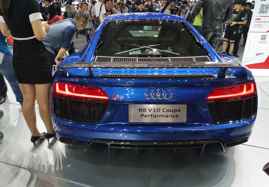 ȫ�°µ�R8�������棬������5.2L V10��Ȼ�����������������610����������7��˫��ϱ����䣬���ٿɴ�330km/h��
