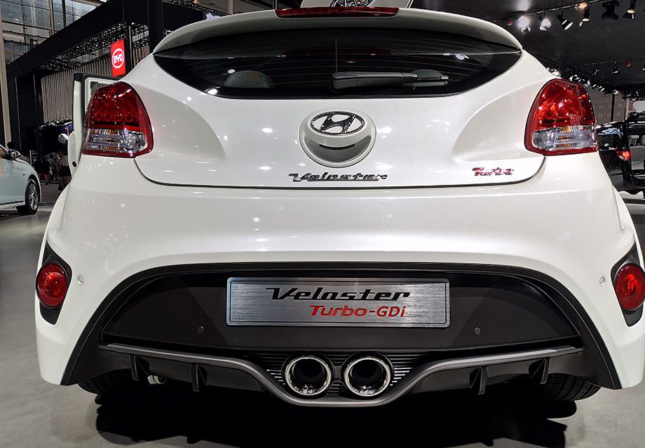 ���¿�Veloster��˼һͬ�����Ļ���һ�������泵�ͣ��������˺�ɫ������Ͻ���Ȧ��
