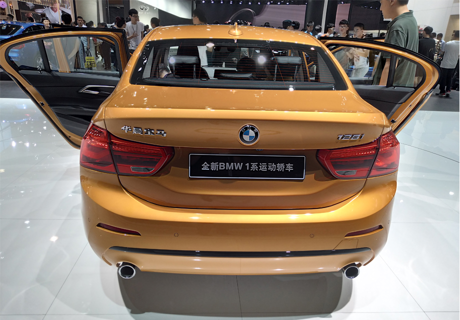 ȫ��BMW 1���ڱ������µ�UKLǰ��ƽ̨������ɡ���ӵ����2670mm��࣬���ſռ�Ҫ�Ƚ��ڱ���1ϵ���������ʡ�