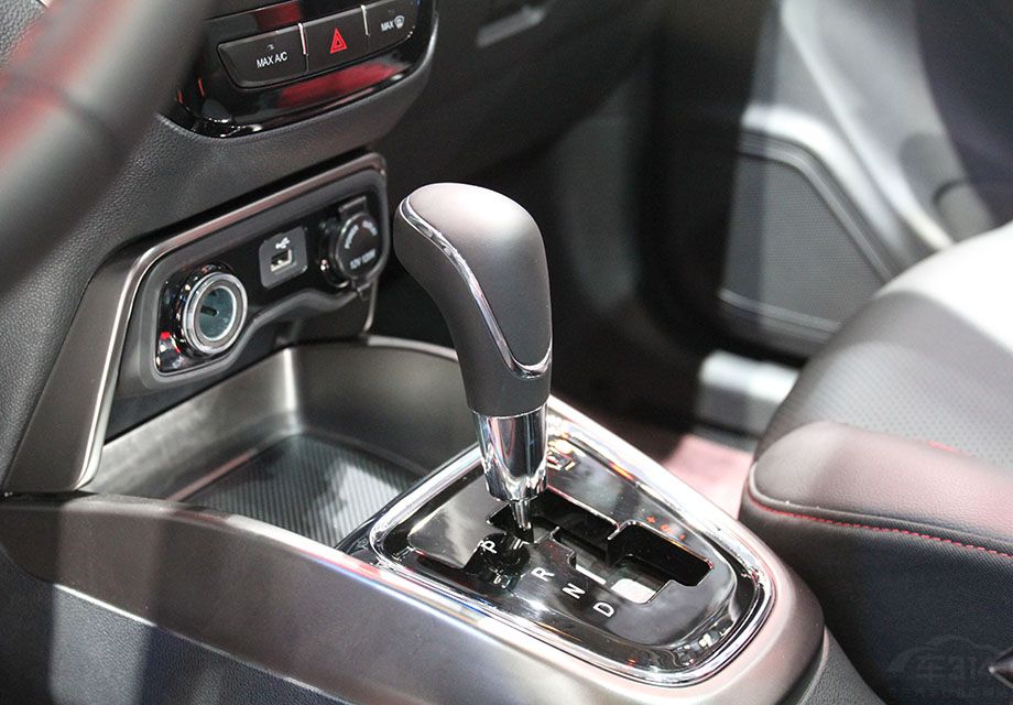 �ڲ�����ɫ�Ժ�ɫΪ����������Ի���װ����ɫ���Եķǳ�����ʱ�иС�