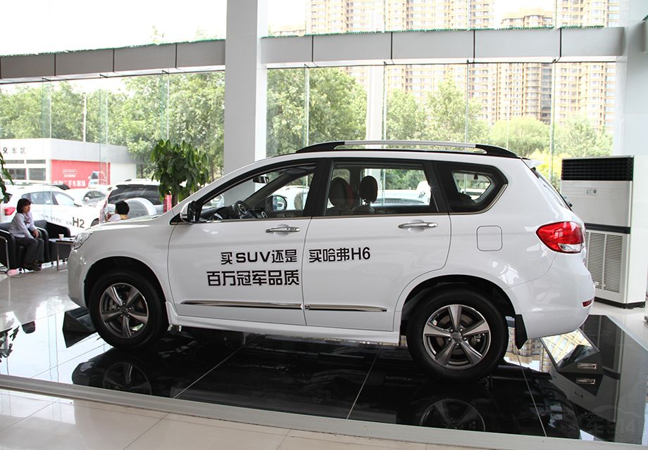 �Ӳ��濴��������˶���챼򵥴����������ε��±�����ƿ���ȥ����Ϭ���Ҷ��С������������Ҳ�����˺�ɫ��װ�Ρ�