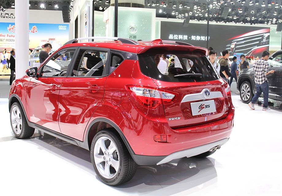 ����CS35���ڳ���С��SUV�������ߴ����ֿ��һ�£������߷ֱ�Ϊ4160��1810mm��1670mm�����Ϊ2560mm