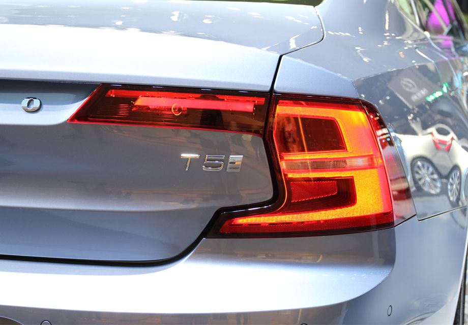 �����T8���ͽ��ڽ����������䱸2.0T˫��ѹ�������ͻ�϶���ϵͳ��ǰ��Ϊ����������������Ϊ�綯��������