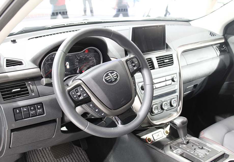 ����X80�����κ�����෴��û��ͻ���˶��С������Լ��Ĳ��֣��ʹ�����ɫ�Ƹ�������װ�Σ������ڲ���ʱ�ик��ִ��С�