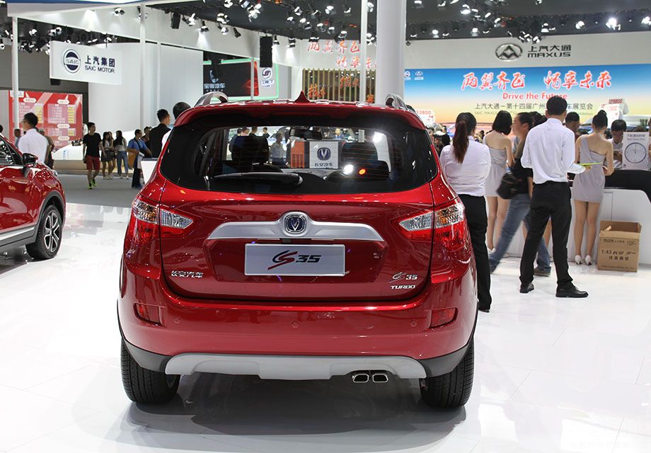 CS35��β�������ǰ�������˺ܸߵ�һ���ԣ�β����ͷ�����ƣ�����������Ҳ����ӭ���������ƣ����ǵ��ɱ�����û�в���ʱ�·ǳ����е�LEDԪ�ء�