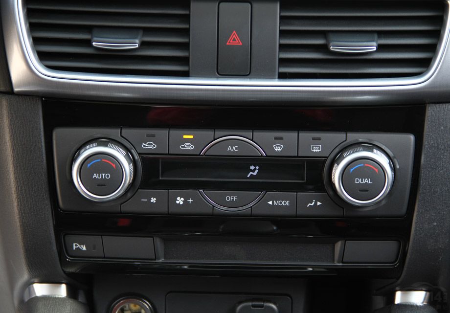 ������ƽ�Ϊ��࣬��������ɫ���β����ԶƸ����͸��ٿ���������װ�Σ���ʹ�������Բ��ʽ��и��ǡ�