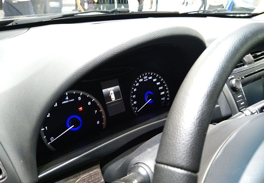 ���п�̨��������8Ӣ����崥����ʾ������ͨ����Ļ����ʵ�ֵ������������ƣ�����绰�����ֵ�̨���ŵȹ��ܣ�ͬʱҲ��ͨ���ֻ�APPʵ��˫������