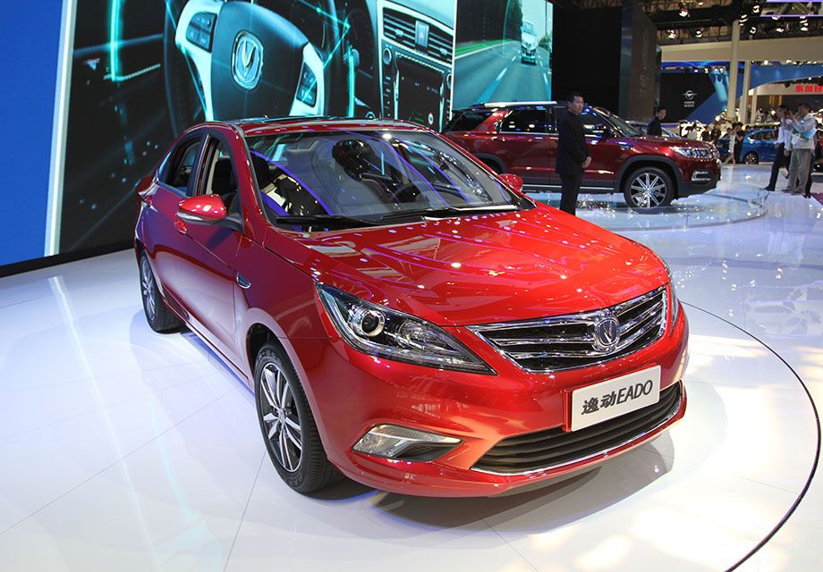 �ݶ���Ȼ��һ����ó�������������Ȼ���Ų������˶��У�ǳɫ�����ξ��ԵþӼ��˺ܶࡣ