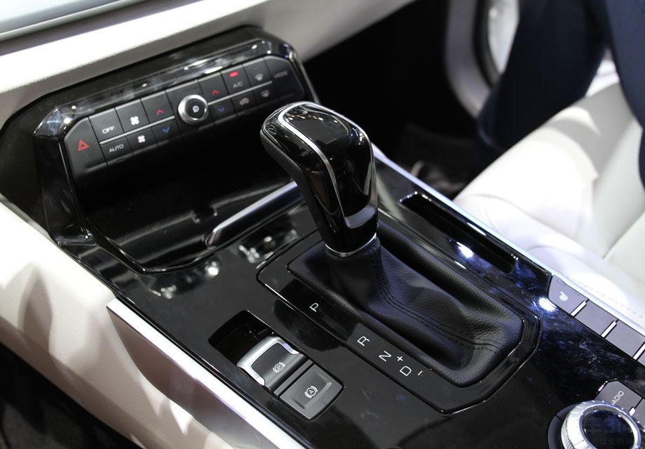 �ڰ�ȫ�������棬�³�����360��ȫ������ͷ���Զ�ɲ��ϵͳ������ӦѲ��������ƫ��Ԥ��+����ϵͳ��ǰ��ײϵͳ�Լ����Զ��������ܡ�