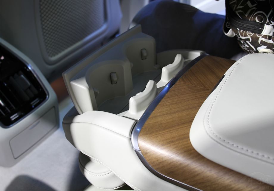 ��ʹ���䳵��Ҳû���ṩ�����̵綯���ڣ�������ѡװ�Ļ��ᶼû�С�